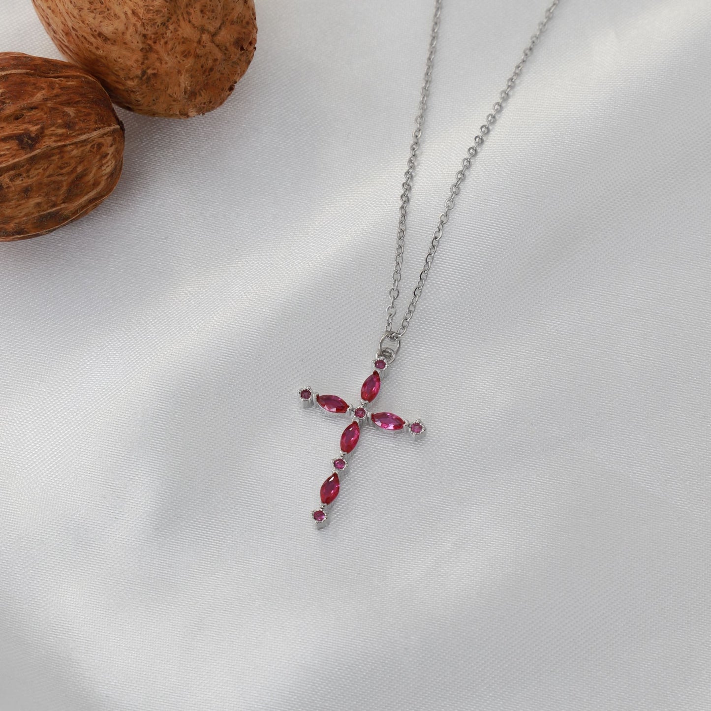 Κολιέ με σταυρό με ζιργκόν Ruby Cross