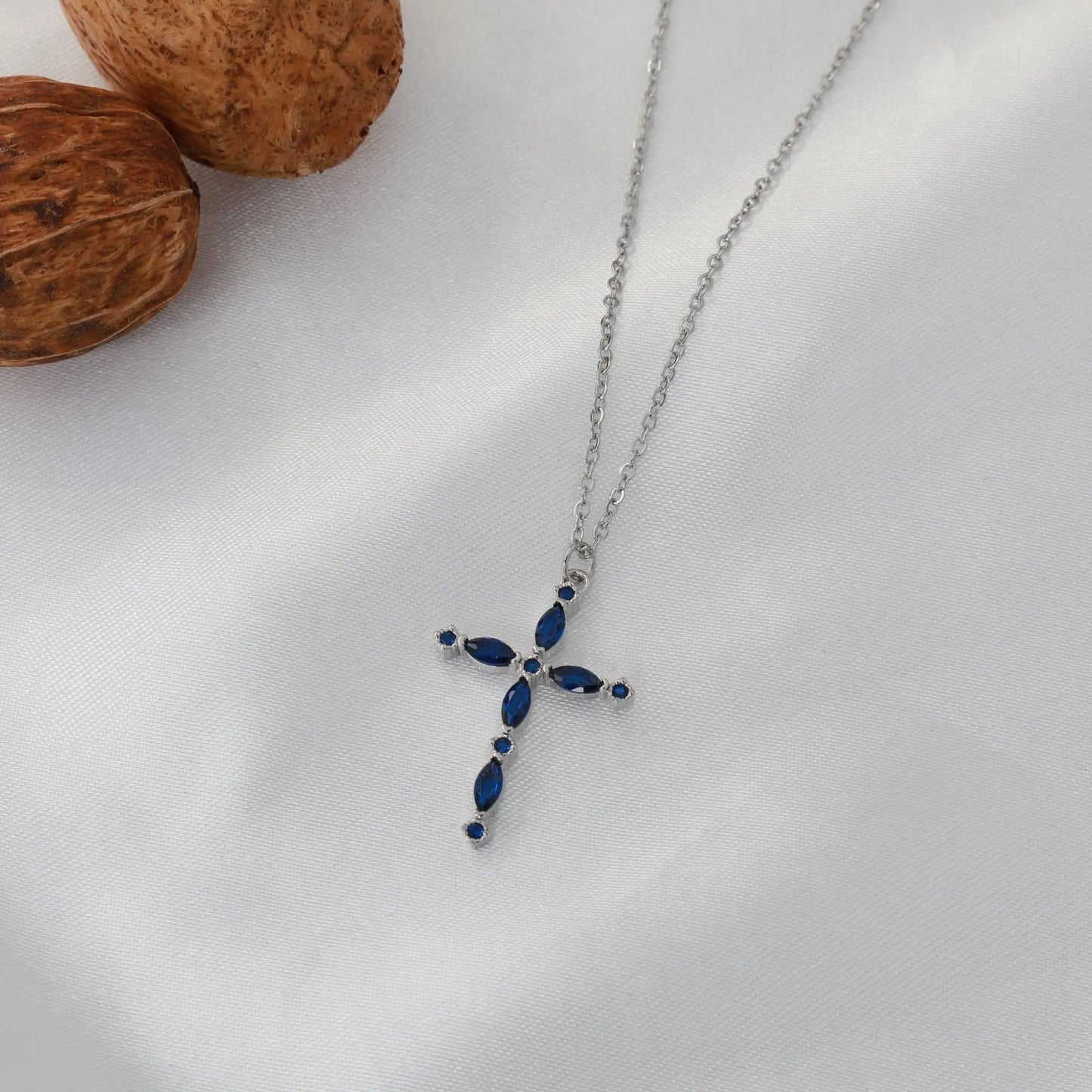 Κολιέ με σταυρό με ζιργκόν Ruby Cross