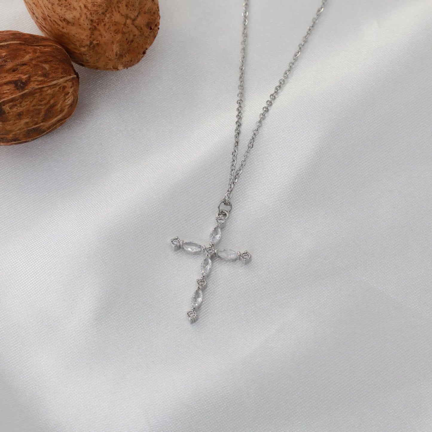 Κολιέ με σταυρό με ζιργκόν Ruby Cross