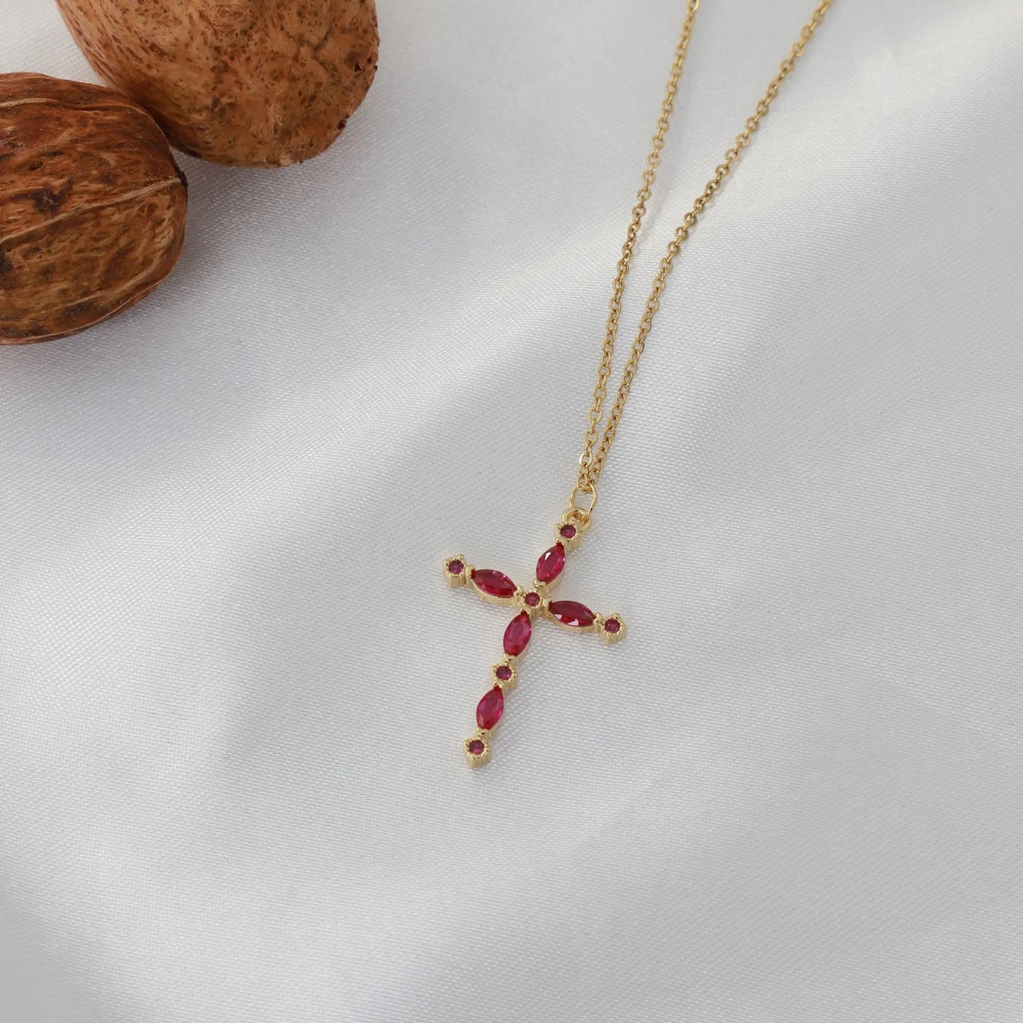 Κολιέ με σταυρό με ζιργκόν Ruby Cross