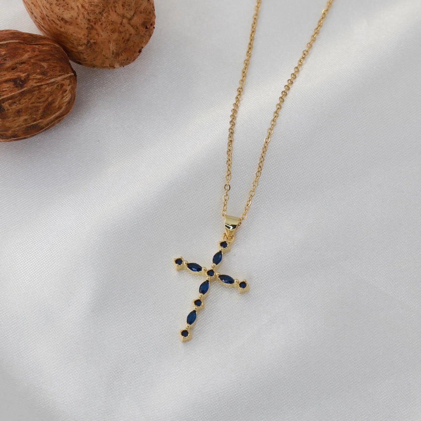 Κολιέ με σταυρό με ζιργκόν Ruby Cross
