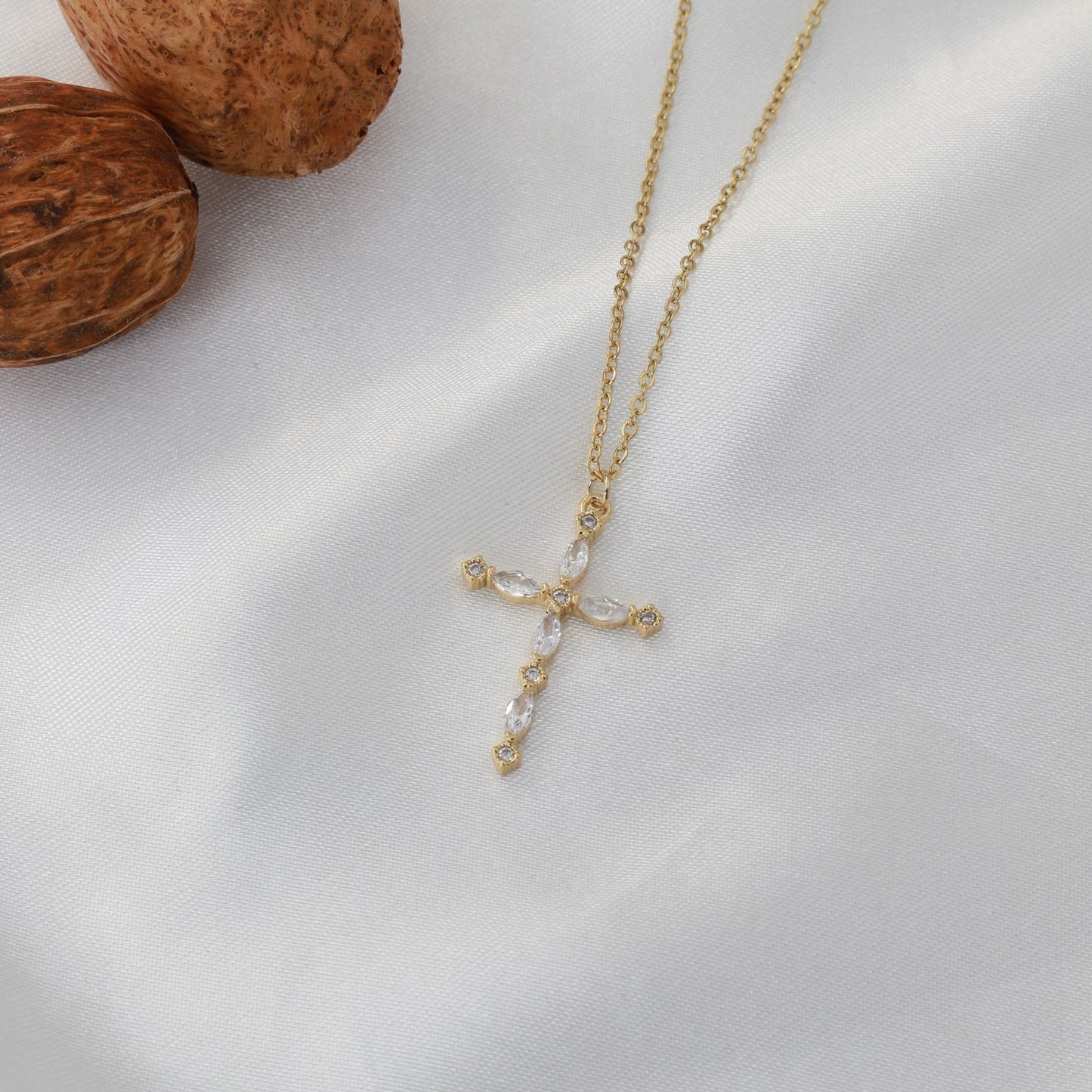 Κολιέ σταυρός με πέτρες ζιργκόν Mar and Mar Ruby Cross από ανοξείδωτο ατσάλι