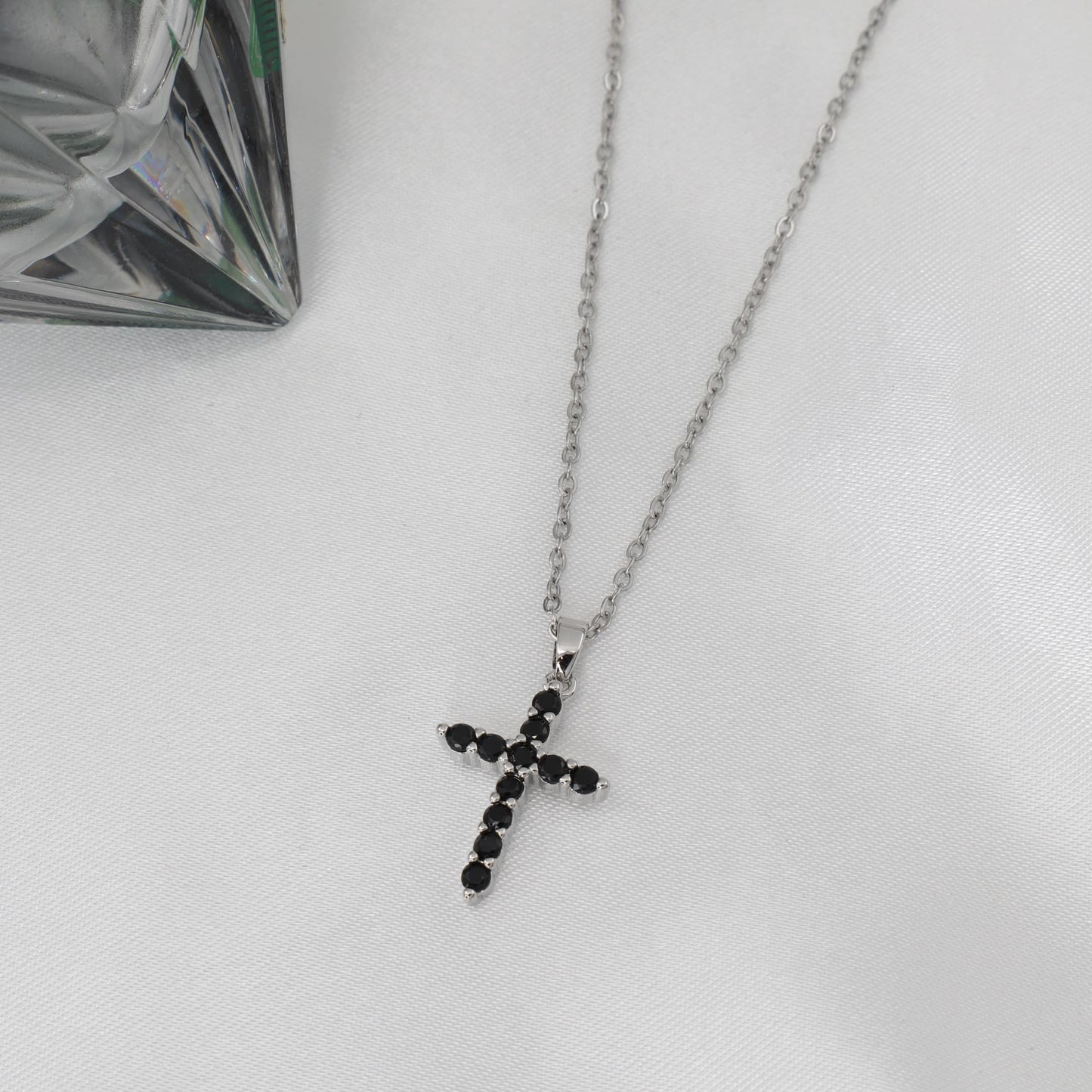 Κολιέ με σταυρό και πέτρες ζιργκόν Loxton Cross