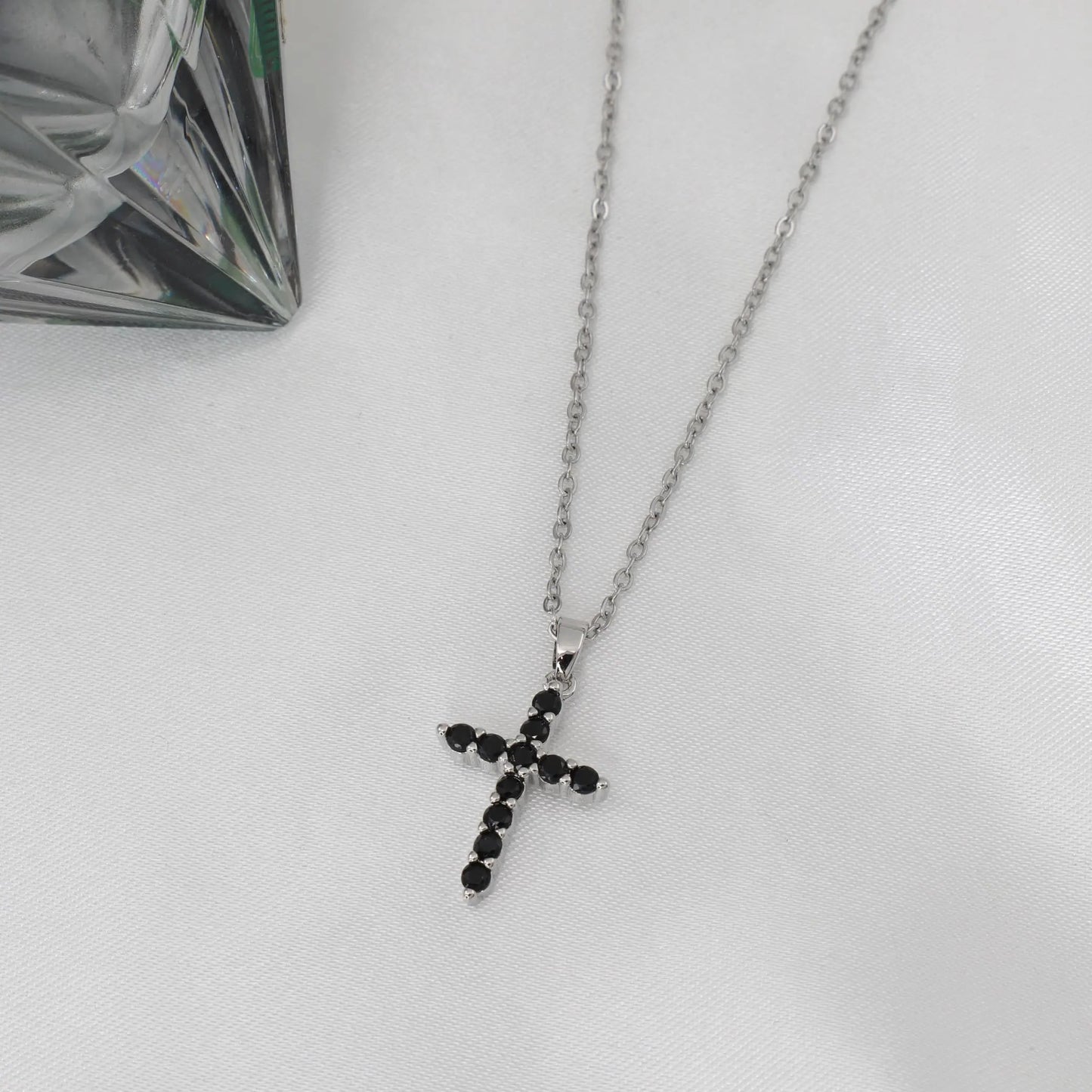 Κολιέ με σταυρό και πέτρες ζιργκόν Loxton Cross