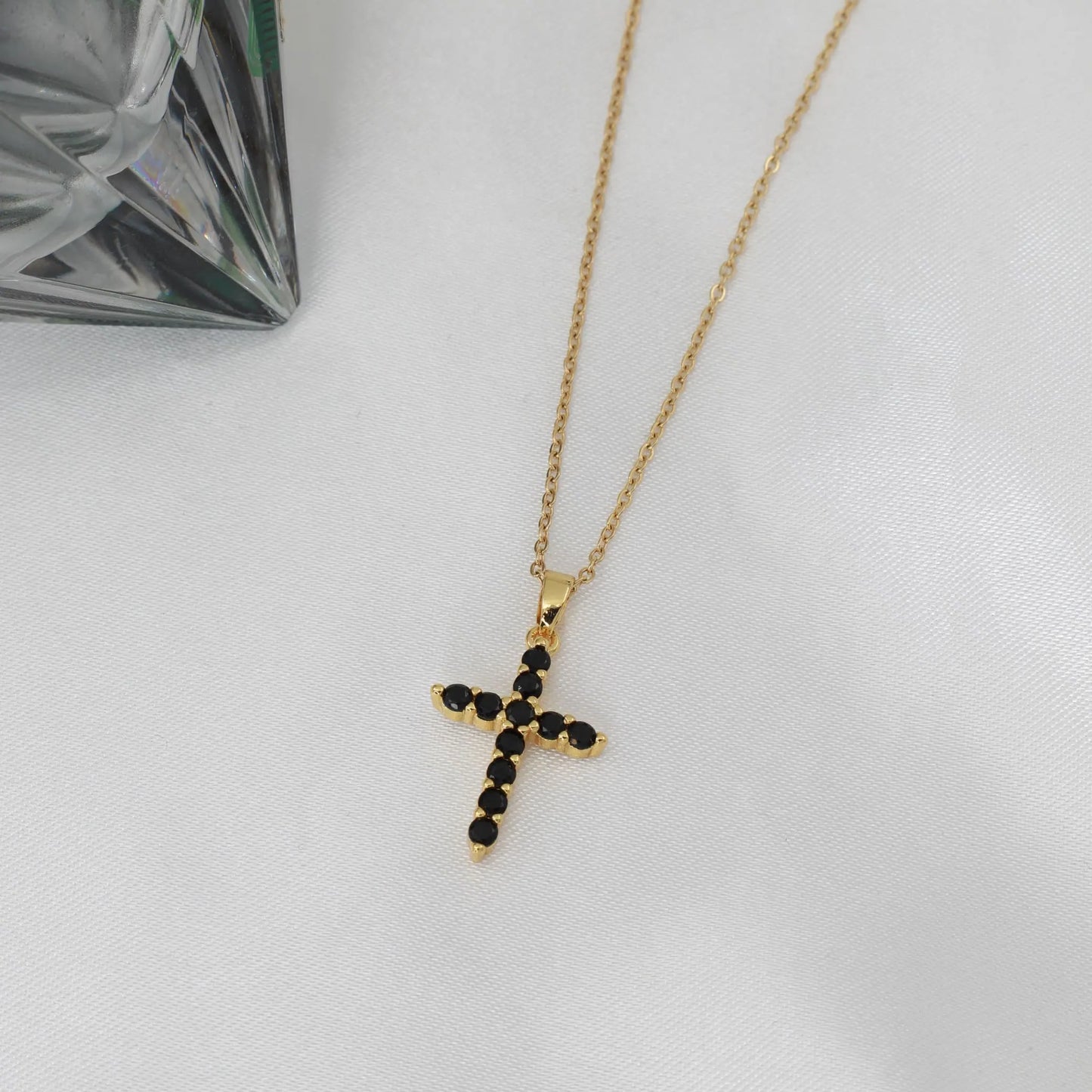 Κολιέ με σταυρό και πέτρες ζιργκόν Loxton Cross