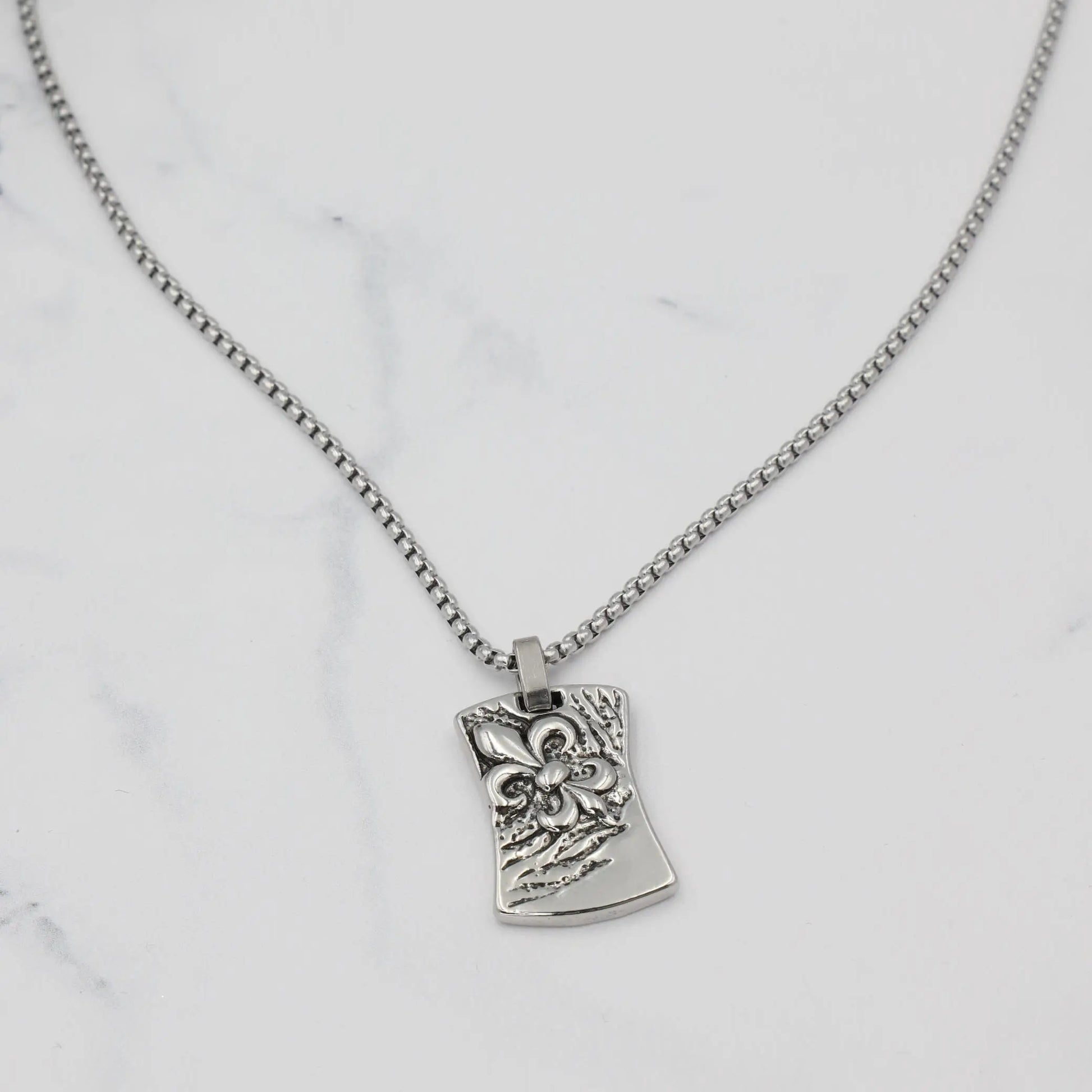 Κολιέ με σχέδιο Fleur de lis Mar & Mar Fleur de Lis Tab από ανοξείδωτο ατσάλι