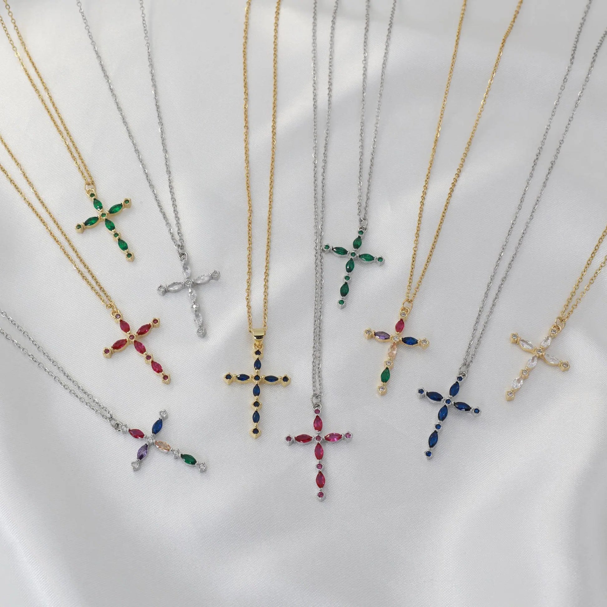 Κολιέ με σταυρό με ζιργκόν Ruby Cross